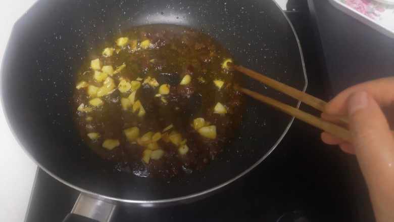 洋葱炒肉片,下蒜粒炒几下蒜香味出来