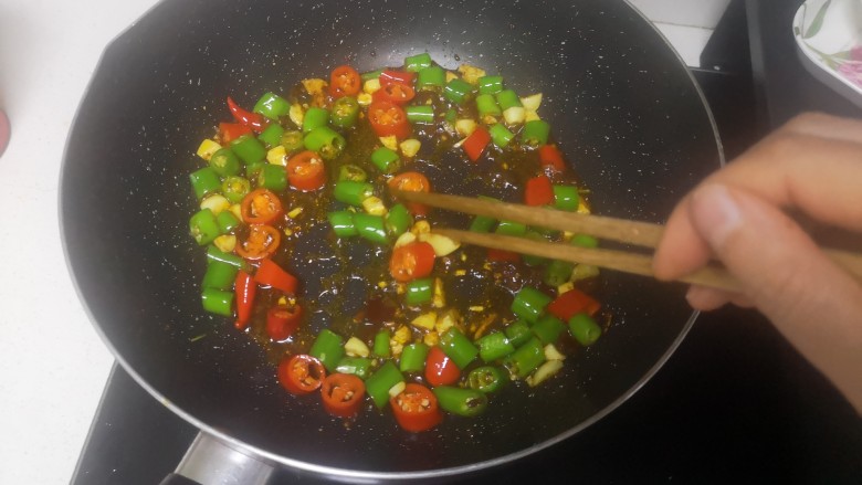 洋葱炒肉片,下双椒圈炒几下