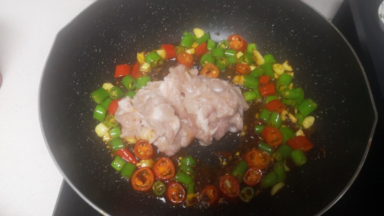 洋葱炒肉片,下肉片