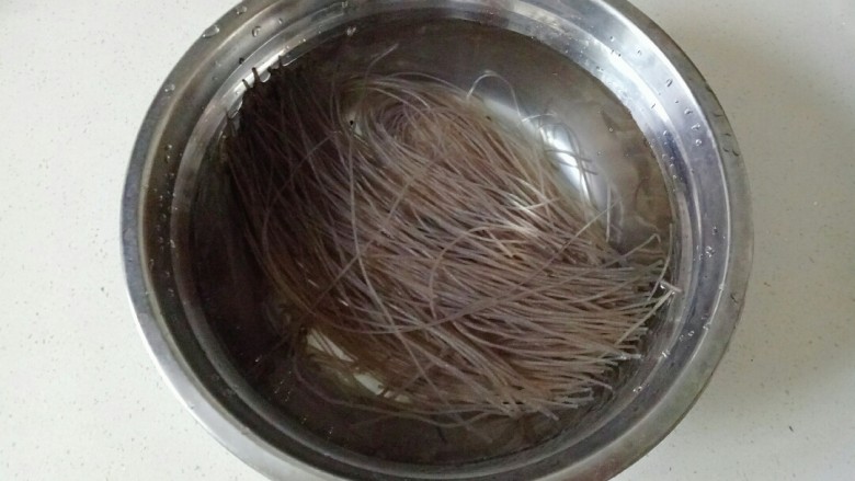 红烧羊肉,<a style='color:red;display:inline-block;' href='/shicai/ 525'>粉条</a>用清水冲洗一下,放入水中浸泡变软