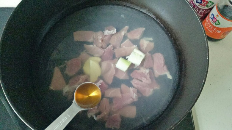 红烧羊肉,加入一勺<a style='color:red;display:inline-block;' href='/shicai/ 718'>料酒</a>,大火煮开,撇去浮沫捞出备用