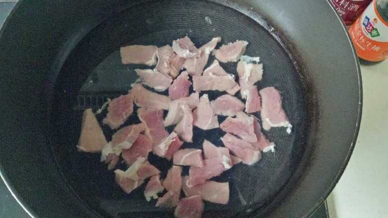 红烧羊肉,锅中加入适量清水,放入羊肉块