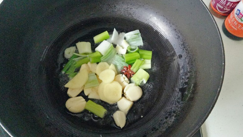 红烧羊肉,锅中加入2勺花生油烧热,放入葱姜蒜爆香