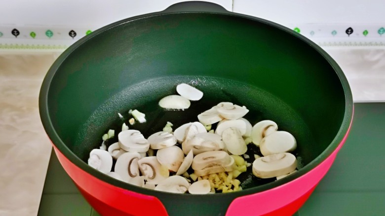 干锅包菜,起油锅加入蒜末炒香,再加入蘑菇片。