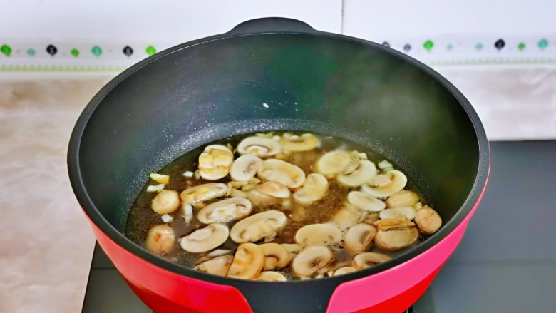 干锅包菜,再加入半小碗纯净水,将蘑菇烧熟。