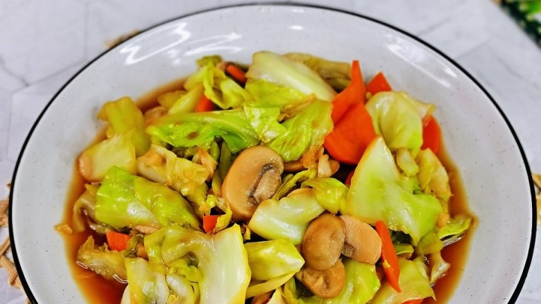 干锅包菜,秋季时令蔬菜,酸爽开胃口都特别好。