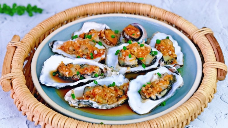 蒜蓉生蚝,特别鲜美,这道菜如果是晚上吃的话,建议不要放姜末哈,大家应该都知道,晚上吃姜赛砒霜!