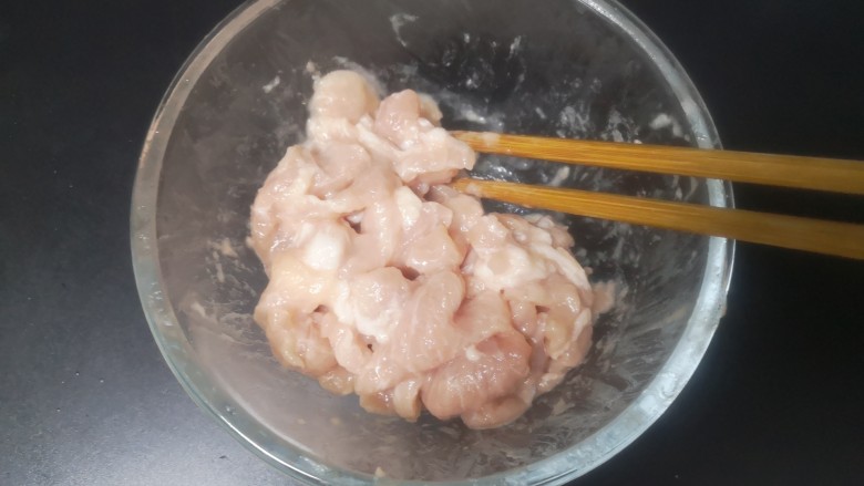 洋葱炒肉片,时间到或延时腌肉会出小许水,用筷子再次搅拌一下无水状态即可