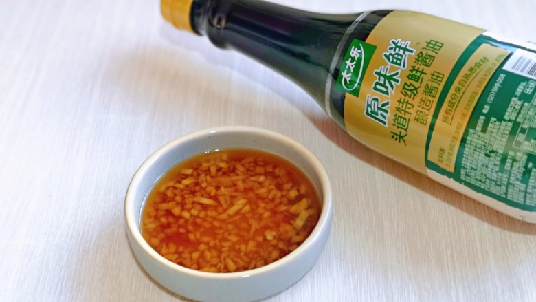 清蒸螃蟹,准备好姜末,加入黄酒,隔水加热,之后加入原味鲜酱油,搅拌均匀就可以啦!