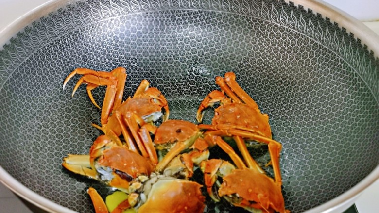蒜泥螃蟹,起油锅,加入<a style='color:red;display:inline-block;' href='/shicai/ 37'>姜</a>蒜煸炒,再加入螃蟹,小火翻炒。