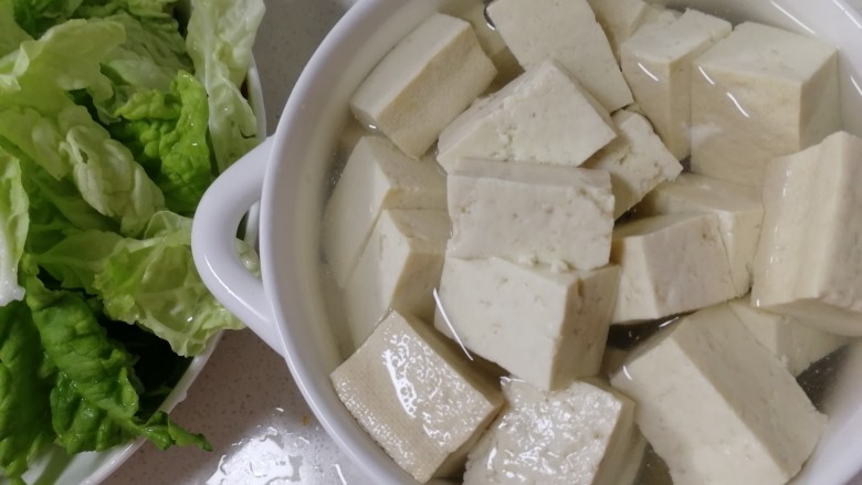 白菜豆腐汤,开水里泡两分钟,去去豆腥味儿。