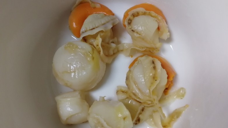 白菜豆腐汤,<a style='color:red;display:inline-block;' href='/shicai/ 4419'>扇贝肉</a>清水洗干净,厨房纸巾吸干水份。