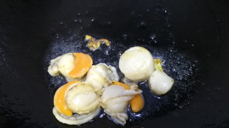 白菜豆腐汤,放入扇贝肉,文火翻炒。