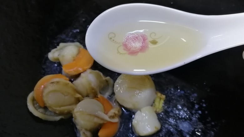 白菜豆腐汤,加一勺料酒，文火烹香去腥。