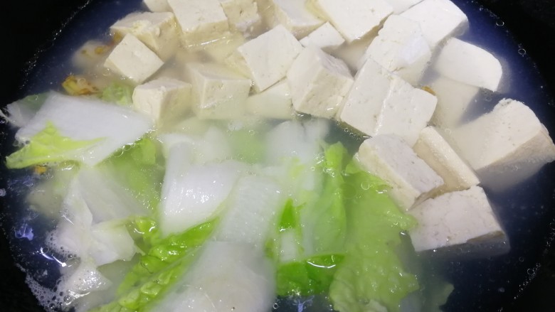 白菜豆腐汤,下白菜帮和豆腐。(这个白菜很嫩,菜帮就没有提前用油炒)