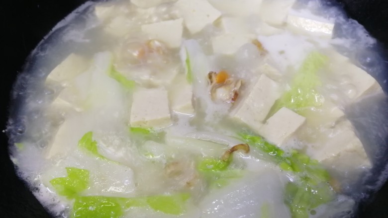 白菜豆腐汤,文火煮3-5分钟,煮到汤汁变白。