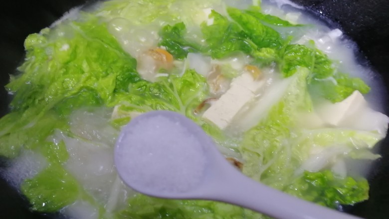 白菜豆腐汤,文火把菜叶煮软,加一小勺盐曾味儿。