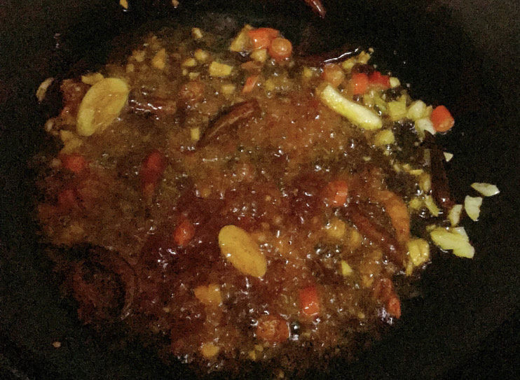 干锅包菜,加入葱姜蒜,八角,花椒粉等一起炒香。
