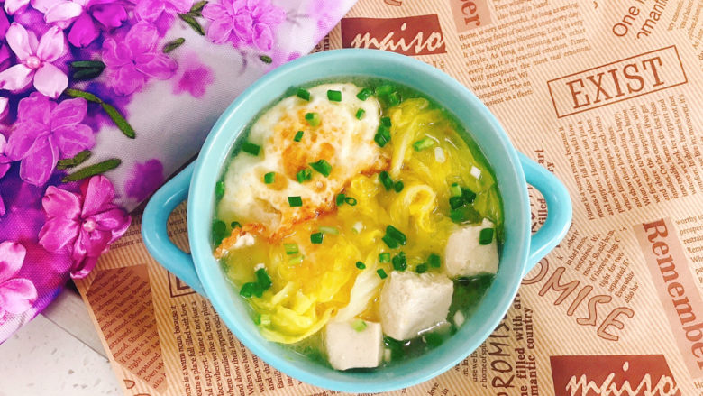白菜豆腐汤,盛入碗中,完成!