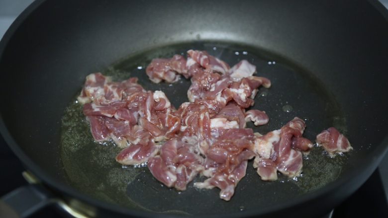 洋葱炒肉片,锅里烧热油,下肉片翻炒