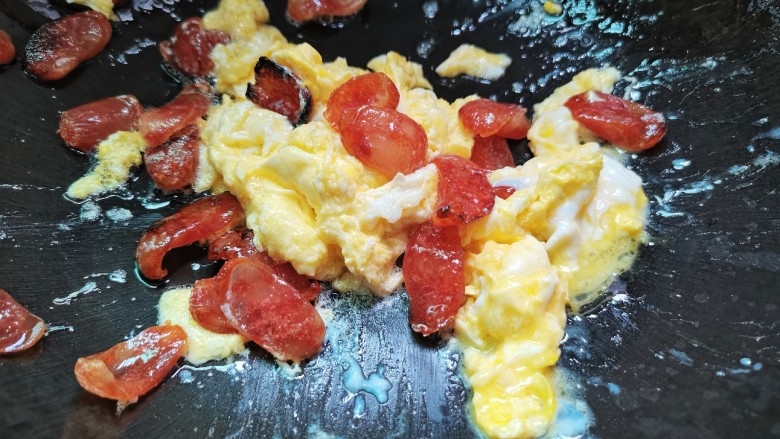 腊肠炒鸡蛋,鸡蛋煎至成后,同腊肠翻炒