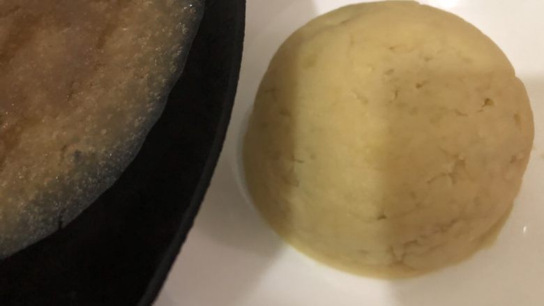 黑胡椒土豆泥,把碗拿起淋在土豆泥上面,完成。