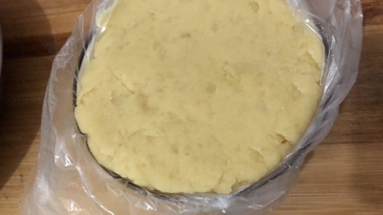 黑胡椒土豆泥,碗里套一个保鲜袋,把土豆泥放进去压实