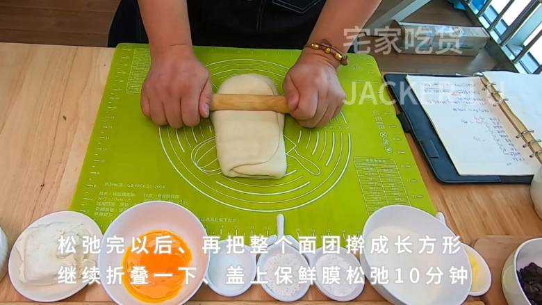 抹茶辫子吐司,超级柔软蓬松,奶香味十足的美味,满满奶香甜蜜。,松弛完以后、再把整个面团擀成长方形