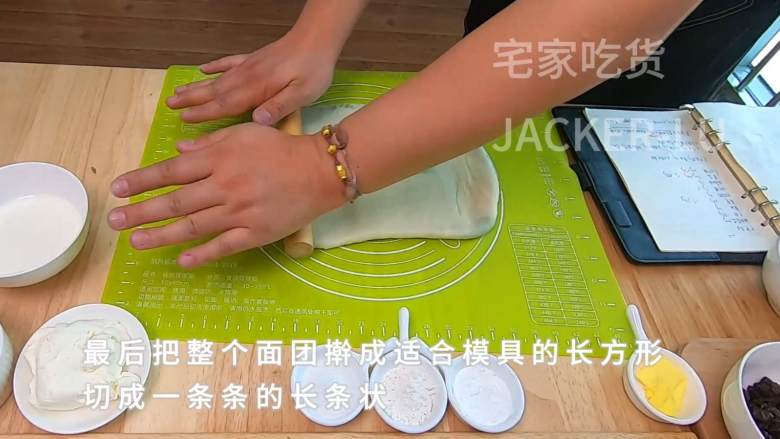 抹茶辫子吐司,超级柔软蓬松,奶香味十足的美味,满满奶香甜蜜。,最后把整个面团擀成适合模具的长方形。
