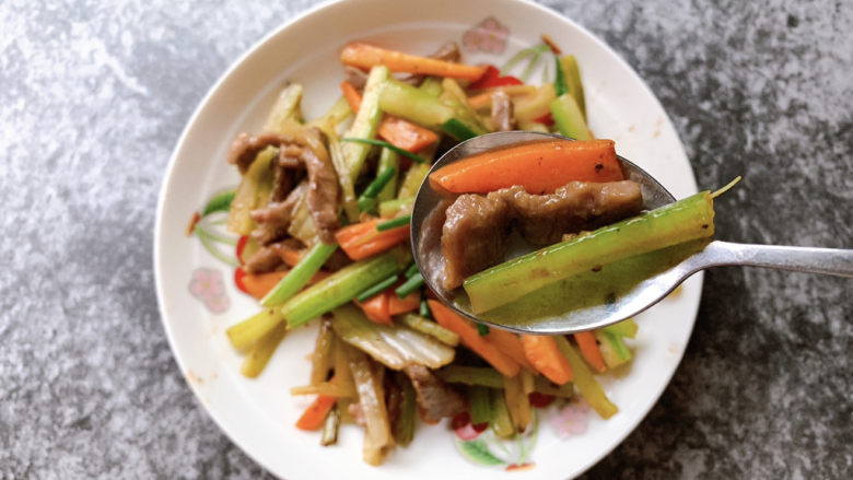 西芹炒牛肉,黑椒风味西芹丝炒牛肉丝完成