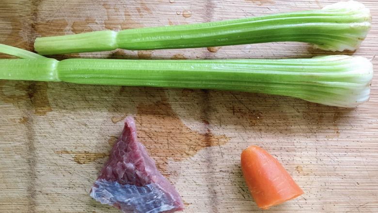 西芹炒牛肉,食材如图,所示示意。