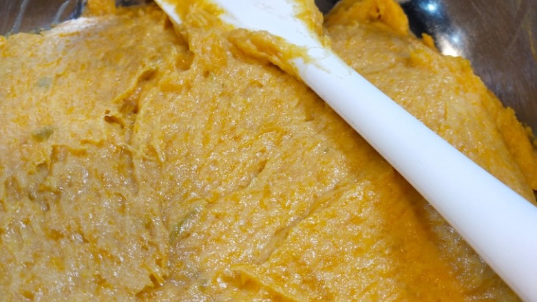 天然南瓜🎃土司,在发酵面团的同时我们制作南瓜馅,图片上面有比例,制作的时候每一种材料充分交班均匀,不能有大的颗粒感。