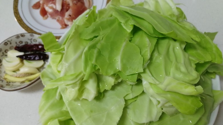 干锅包菜,包菜控水去掉中间的叶梗,撕成小块。