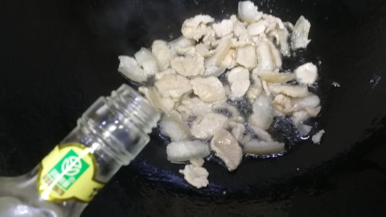 干锅包菜,文火炒变色,加一勺白酒文火烹香。