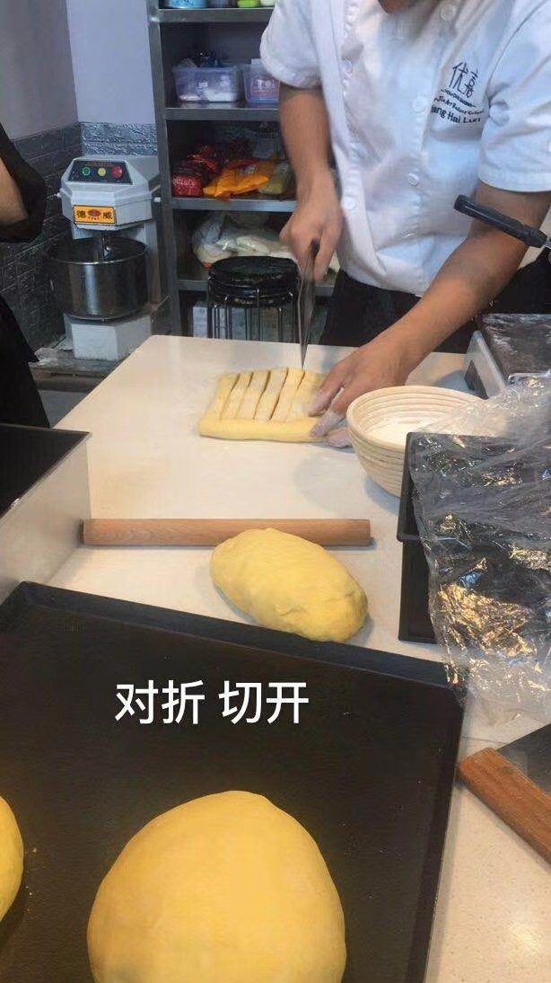 天然南瓜🎃土司,把上半部没有馅料的面团对折,均匀切刀!注意手粉的使用。