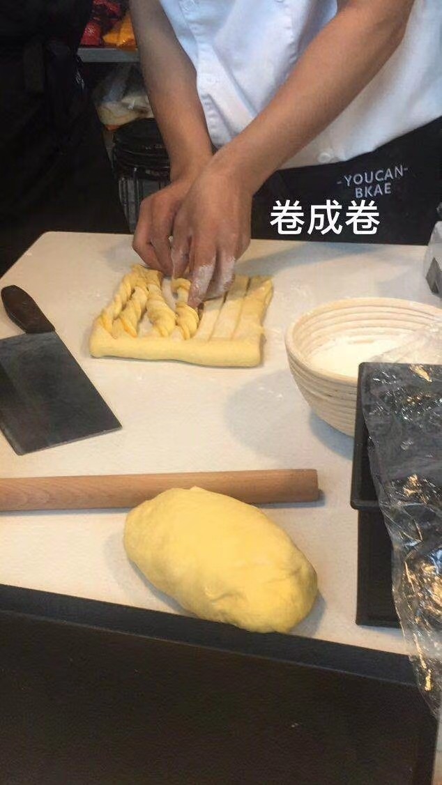 天然南瓜🎃土司,切开的条,扭成麻花状,卷成圆柱。