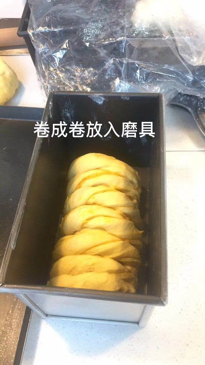 天然南瓜🎃土司,卷出的圆柱不能比模具长,所以之前说的面可以擀长一点不能擀的太宽。放入模具以32℃发酵一个半小时左右。