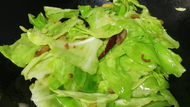 干锅包菜,急火翻炒均匀,热油包裹上包菜就不会出水。