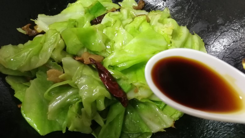 干锅包菜,加一汤匙<a style='color:red;display:inline-block;' href='/shicai/ 864'>蒸鱼豉油</a>,急火炒匀提鲜。