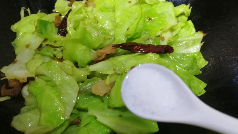 干锅包菜,放入一小勺盐,急火炒匀增味。
