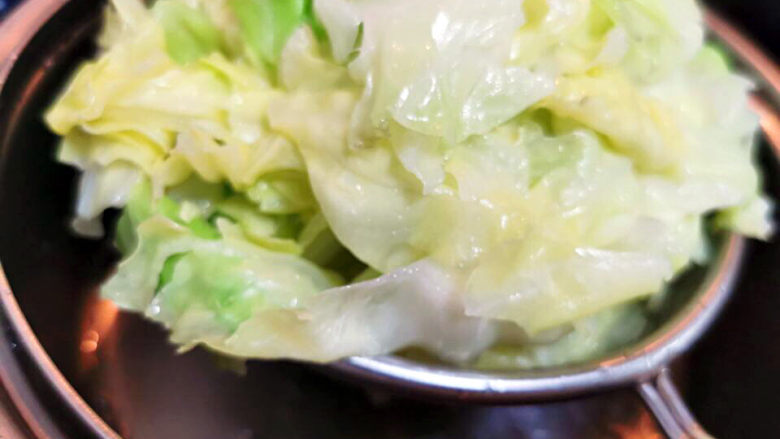 干锅包菜,放在滤网上,沥去水分