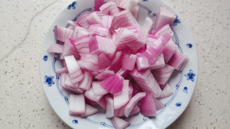 洋葱炒肉片,<a style='color:red;display:inline-block;' href='/shicai/ 29'>洋葱</a>剥去外皮,洗净,切成小块(也可以切成片或者丝,随你个人喜好)