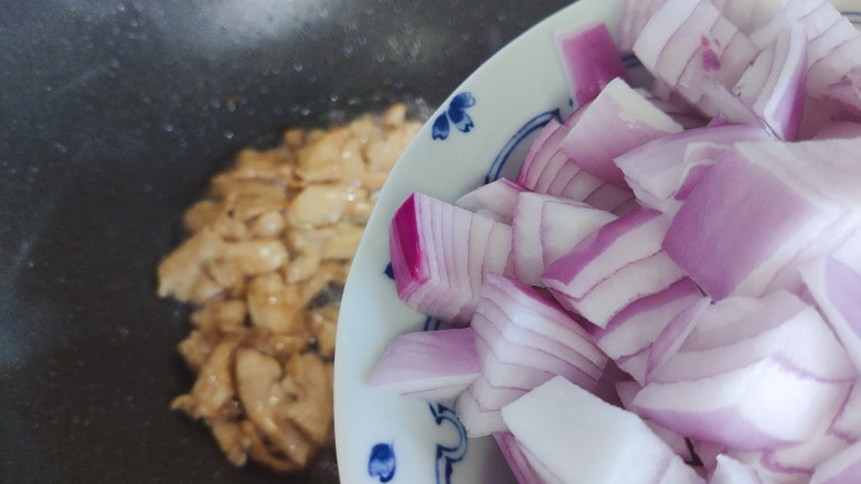 洋葱炒肉片,加入洋葱