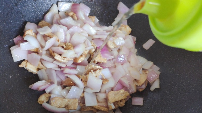 洋葱炒肉片,加适量料酒