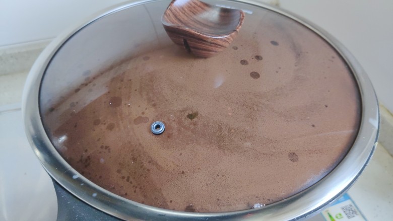 洋葱炒肉片,盖上锅盖,转小火,焖煮1分钟