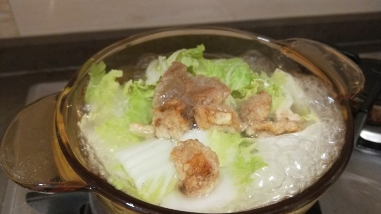 白菜豆腐汤,加入水烧开。