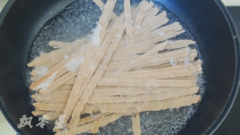 牛肉酱拌刀削面,锅中加水煮沸,放入<a style='color:red;display:inline-block;' href='/shicai/ 4314'>刀削面</a>。