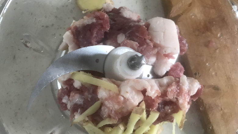 萝卜猪肉水饺🥟,<a style='color:red;display:inline-block;' href='/shicai/ 414'>猪肉</a>切块,姜切块放入绞肉机