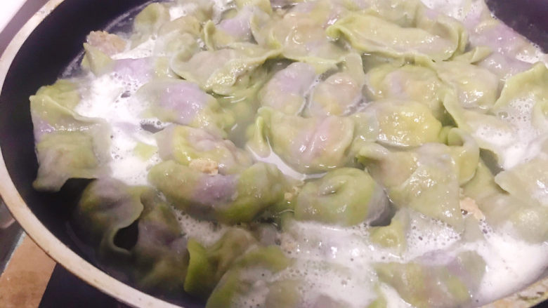 萝卜猪肉水饺🥟,经过煮三开加三次冷水，最后煮至饺子浮起