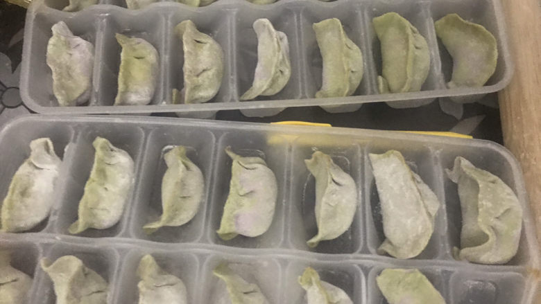 萝卜猪肉水饺🥟,包入馅料,捏成自己喜欢的形状
